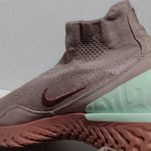 Nike Shoes Women Sz 7.5 Rise React Flyknit Diffused Taupe Smokey Mauve - Picture 2 of 12